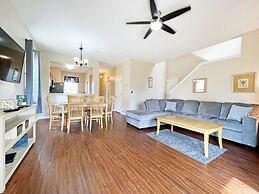 Regal Getaway 4 Bedroom Townhouse by RedAwning