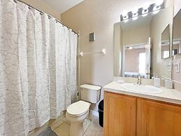 Regal Getaway 4 Bedroom Townhouse by RedAwning