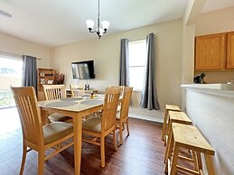 Regal Getaway 4 Bedroom Townhouse by RedAwning