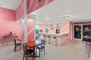 Regal Getaway 4 Bedroom Townhouse by RedAwning