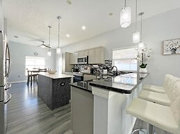 Paradise Point 4 Bedroom Home by RedAwning