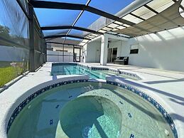 Paradise Point 4 Bedroom Home by RedAwning