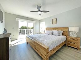 Paradise Point 4 Bedroom Home by RedAwning