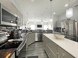 Paradise Point 4 Bedroom Home by RedAwning