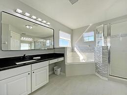 Paradise Point 4 Bedroom Home by RedAwning