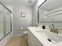 Paradise Point 4 Bedroom Home by RedAwning