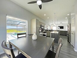 Paradise Point 4 Bedroom Home by RedAwning