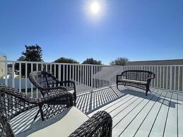 Paradise Point 4 Bedroom Home by RedAwning