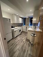 Captivating 4-bed Apartment in London