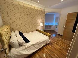 Captivating 4-bed Apartment in London