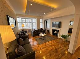 Captivating 4-bed Apartment in London