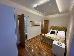 Captivating 4-bed Apartment in London