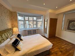 Captivating 4-bed Apartment in London