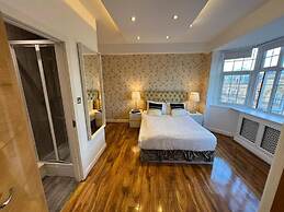 Captivating 4-bed Apartment in London