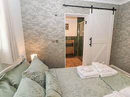 The Hideaway @ Waverton Villa