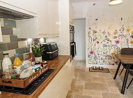 The Hideaway @ Waverton Villa