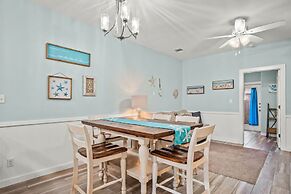 Twisted Pelican - Beach Gear Included!