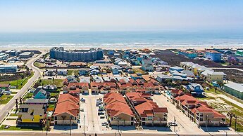 Twisted Pelican - Beach Gear Included!