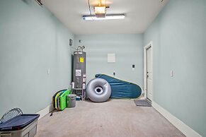 Twisted Pelican - Beach Gear Included!