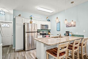 Twisted Pelican - Beach Gear Included!