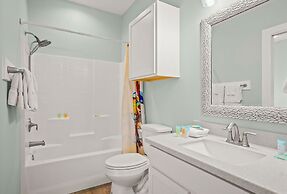 Twisted Pelican - Beach Gear Included!