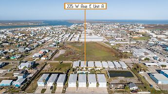 The Sandbar - Pet Friendly! Overlooking Community Pool!