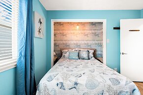 The Sandbar - Pet Friendly! Overlooking Community Pool!