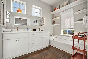 The Oyster House - Pet Friendly! Golf Cart Included!