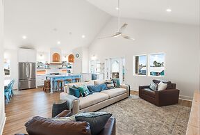 Glory Daze - Private Pool! Beach Gear Credit Included!