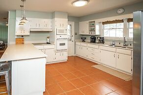 Oleander House - Pet Friendly! Private Pool!