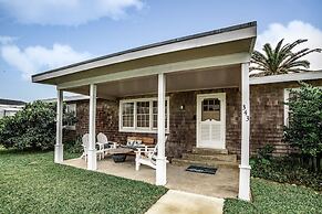 Oleander House - Pet Friendly! Private Pool!