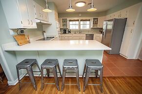 Oleander House - Pet Friendly! Private Pool!