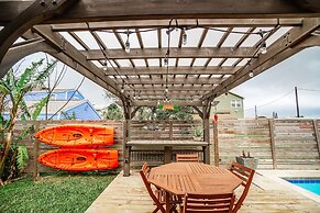 Oleander House - Pet Friendly! Private Pool!