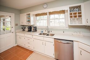 Oleander House - Pet Friendly! Private Pool!