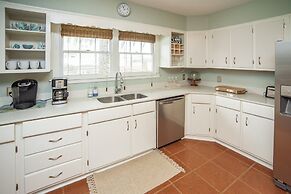 Oleander House - Pet Friendly! Private Pool!