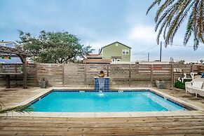 Oleander House - Pet Friendly! Private Pool!