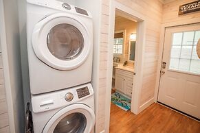 Oleander House - Pet Friendly! Private Pool!