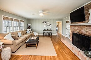 Oleander House - Pet Friendly! Private Pool!