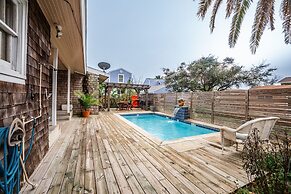 Oleander House - Pet Friendly! Private Pool!