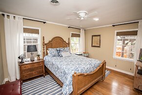 Oleander House - Pet Friendly! Private Pool!