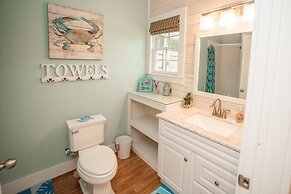 Oleander House - Pet Friendly! Private Pool!