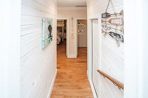 Oleander House - Pet Friendly! Private Pool!