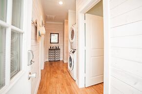 Oleander House - Pet Friendly! Private Pool!