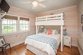 Oleander House - Pet Friendly! Private Pool!