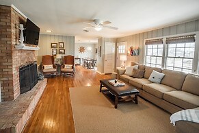 Oleander House - Pet Friendly! Private Pool!