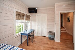 Oleander House - Pet Friendly! Private Pool!