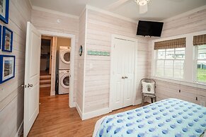 Oleander House - Pet Friendly! Private Pool!