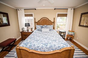 Oleander House - Pet Friendly! Private Pool!