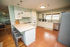 Oleander House - Pet Friendly! Private Pool!