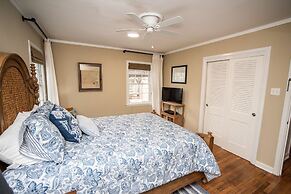 Oleander House - Pet Friendly! Private Pool!